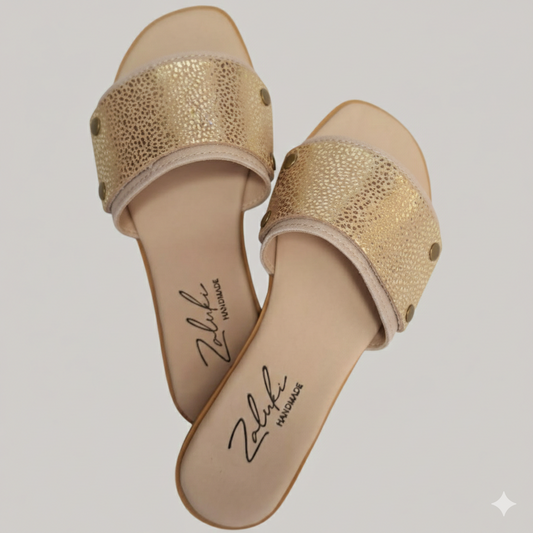 Interchangeable leather sandal
Premium leather switch sandal strap close up