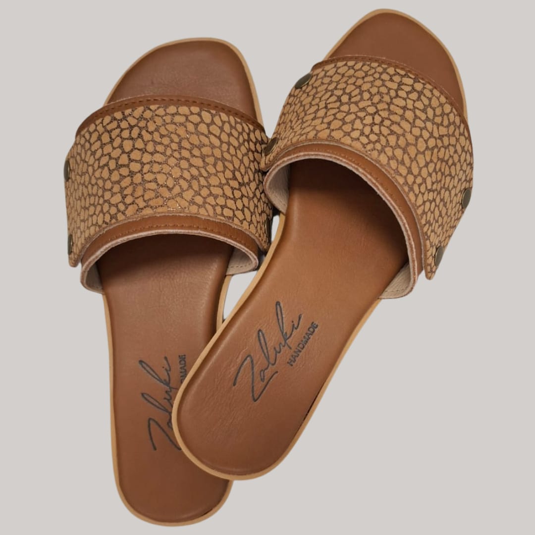 Interchangeable leather sandal
Premium leather switch sandal strap close up