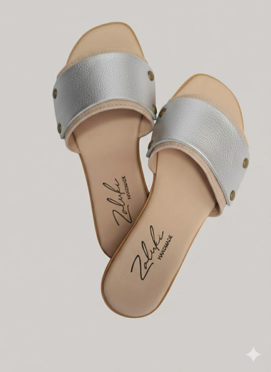 Interchangeable leather sandal
Premium leather switch sandal strap close up