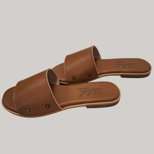 Interchangeable leather sandal.
Premium leather switch sandal close up.