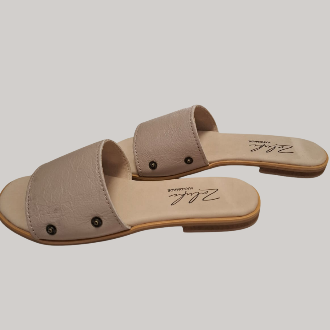 Interchangeable leather sandal.
Premium leather switch sandal close up.