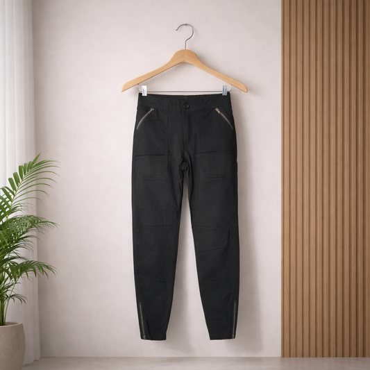 BON BON Cargo Pants – black fitted cargo pants with zipper pocket details, modern streetwear style, comfortable everyday wear