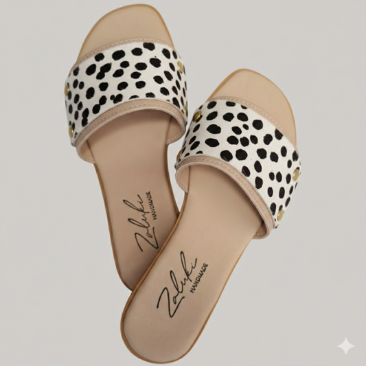 Interchangeable leather sandal
Premium leather switch sandal strap close up