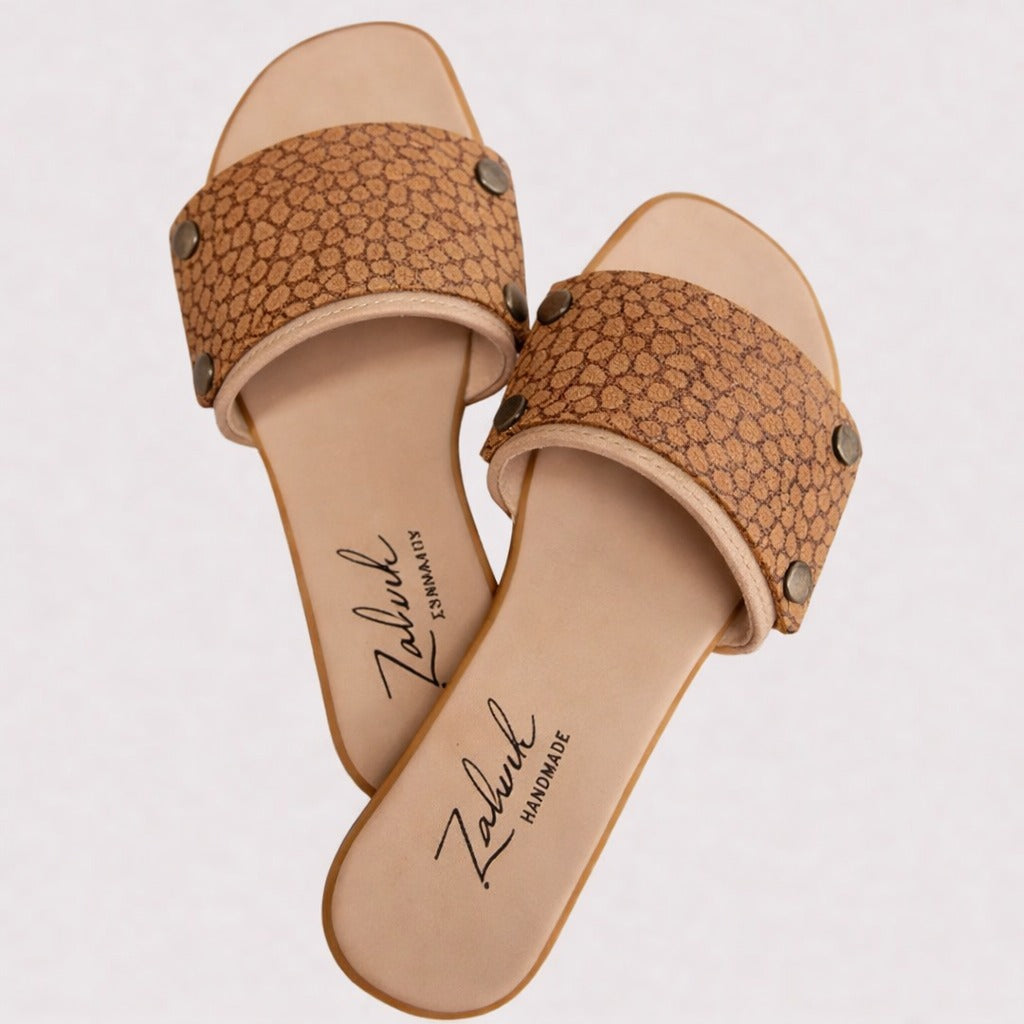 Interchangeable leather sandal
Premium leather switch sandal strap close up