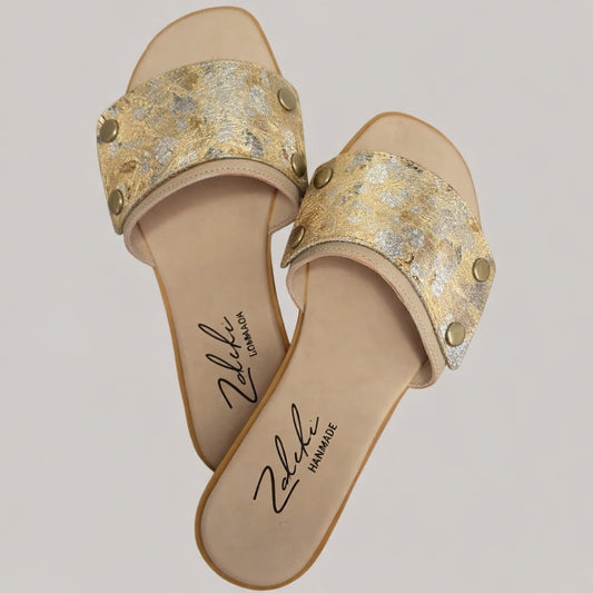 Interchangeable leather sandal
Premium leather switch sandal strap close up