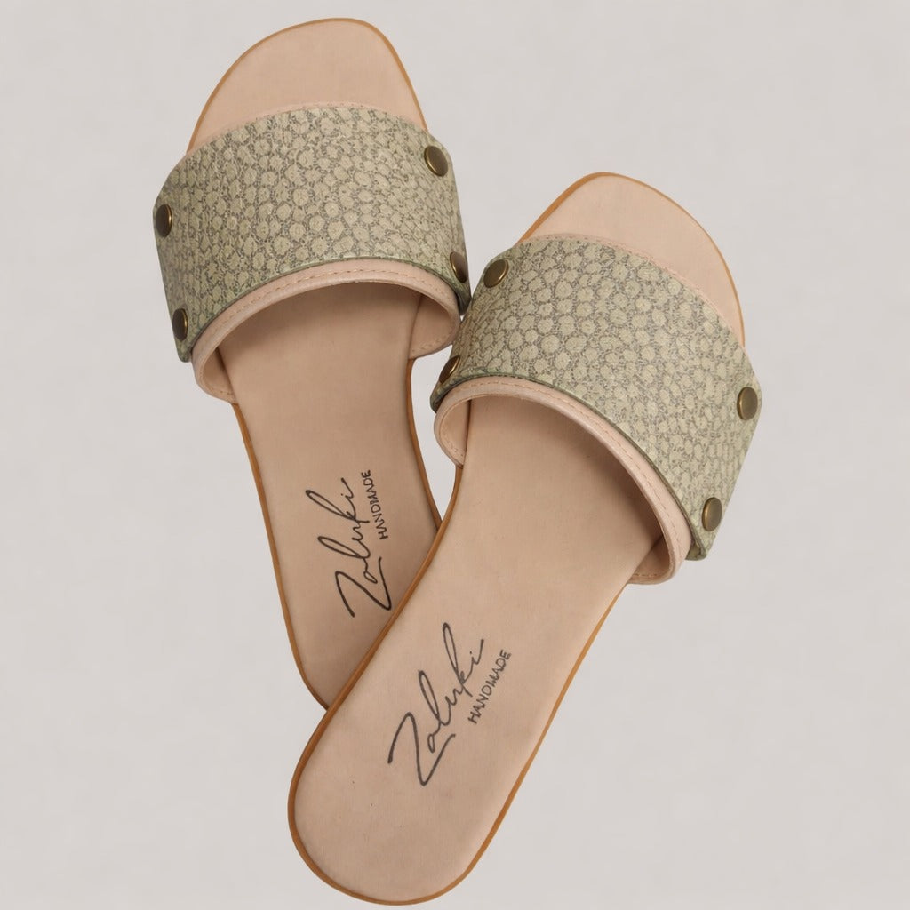 Interchangeable leather sandal
Premium leather switch sandal strap close up