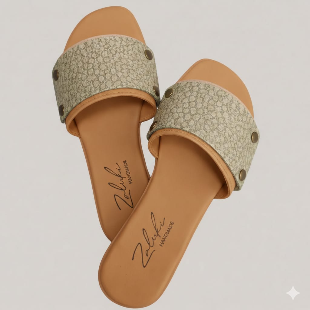 Interchangeable leather sandal
Premium leather switch sandal strap close up