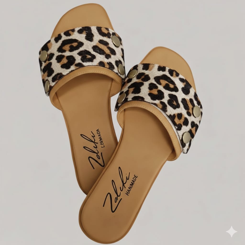 Interchangeable leather sandal
Premium leather switch sandal strap close up