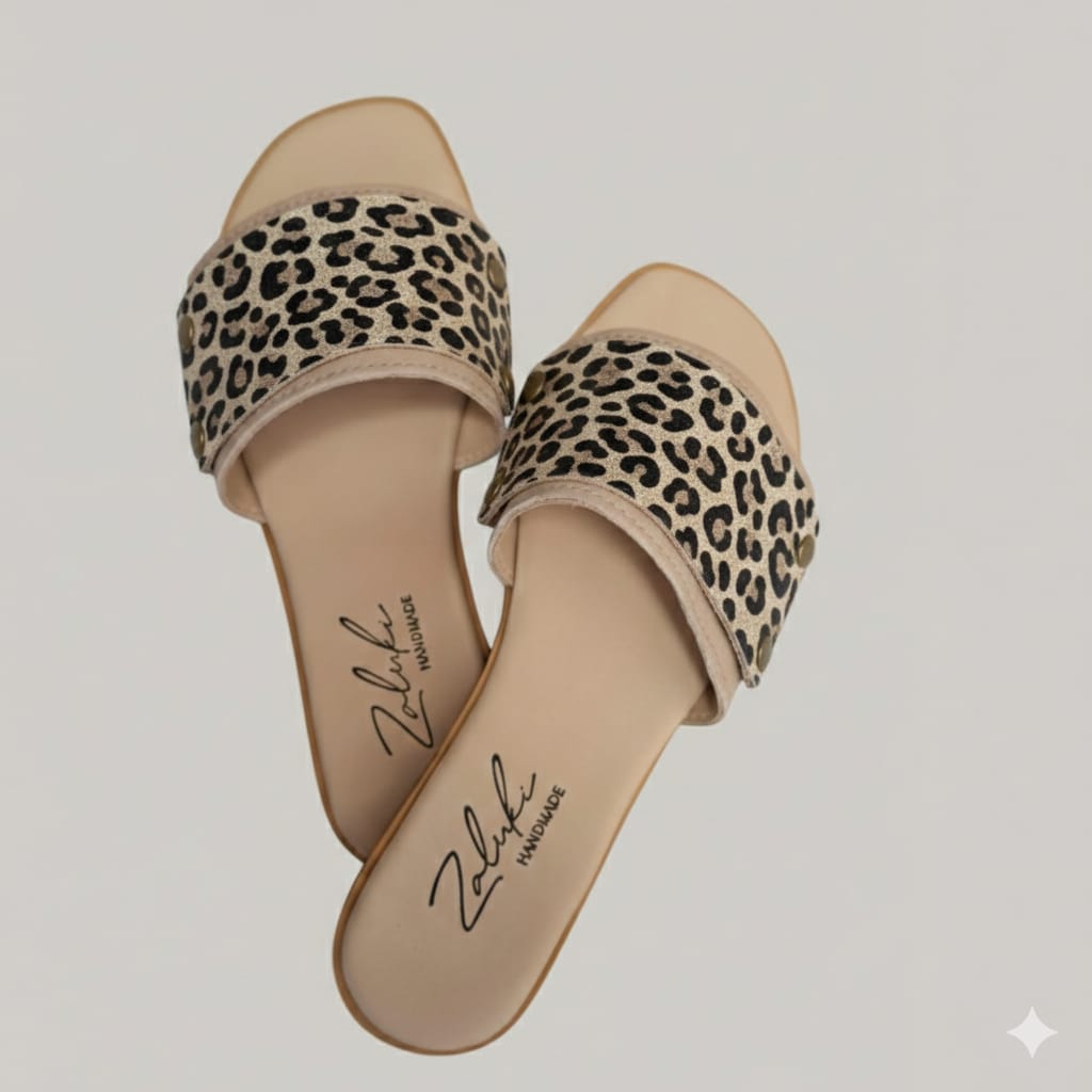 Interchangeable leather sandal
Premium leather switch sandal strap close up