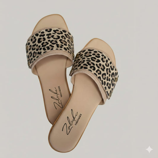 Interchangeable leather sandal
Premium leather switch sandal strap close up