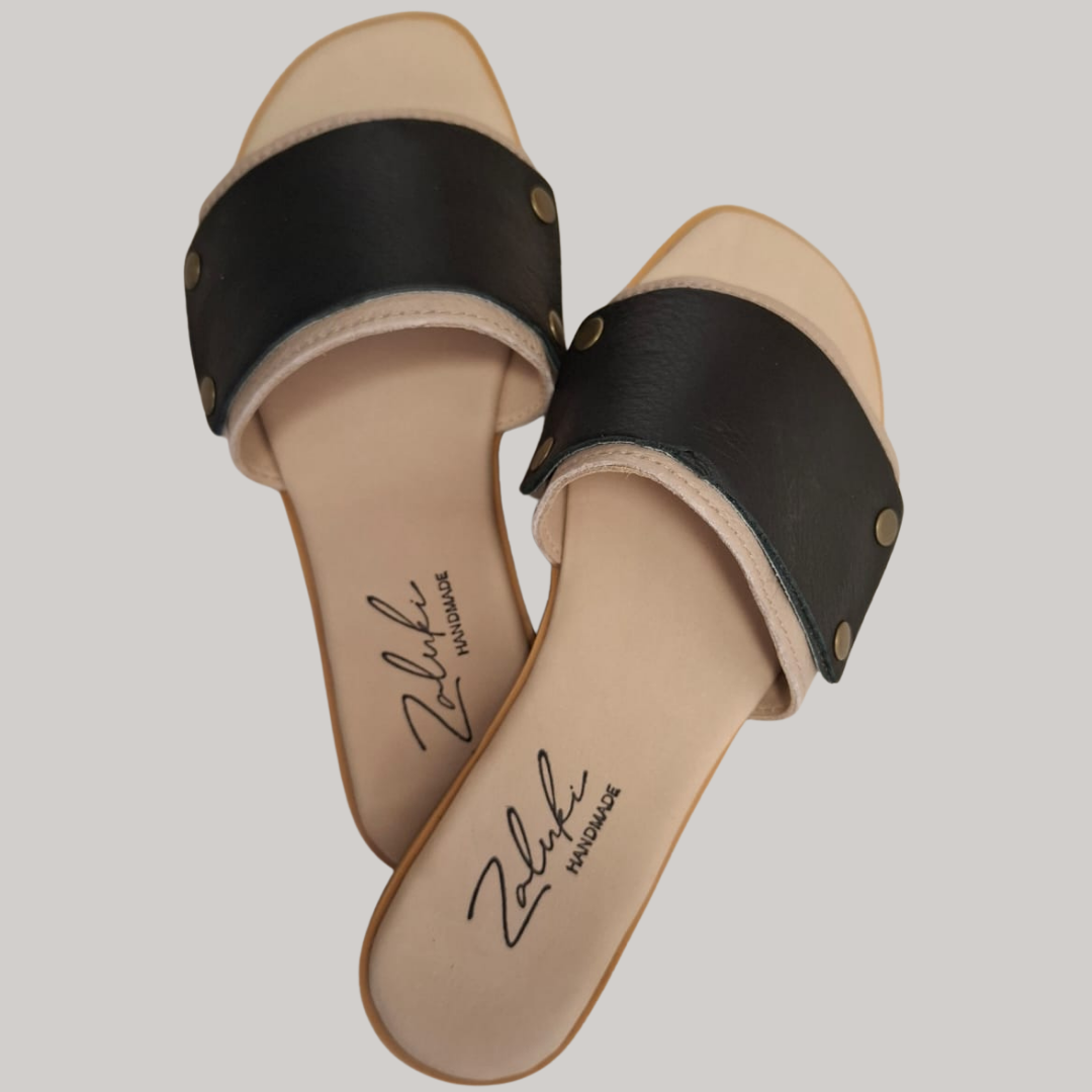 Interchangeable leather sandal
Premium leather switch sandal strap close up