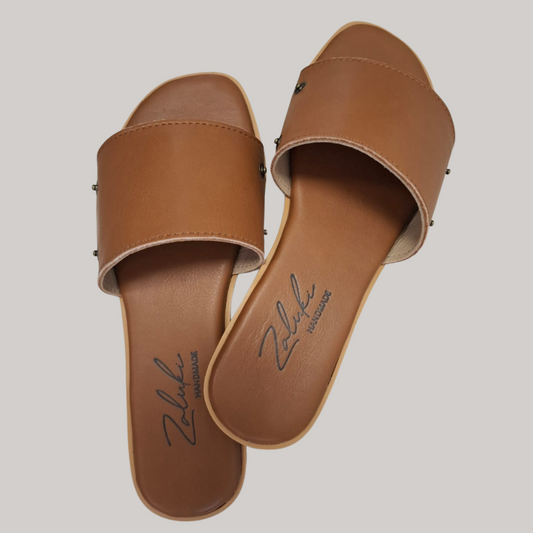 Interchangeable leather sandal.
Premium leather switch sandal close up.