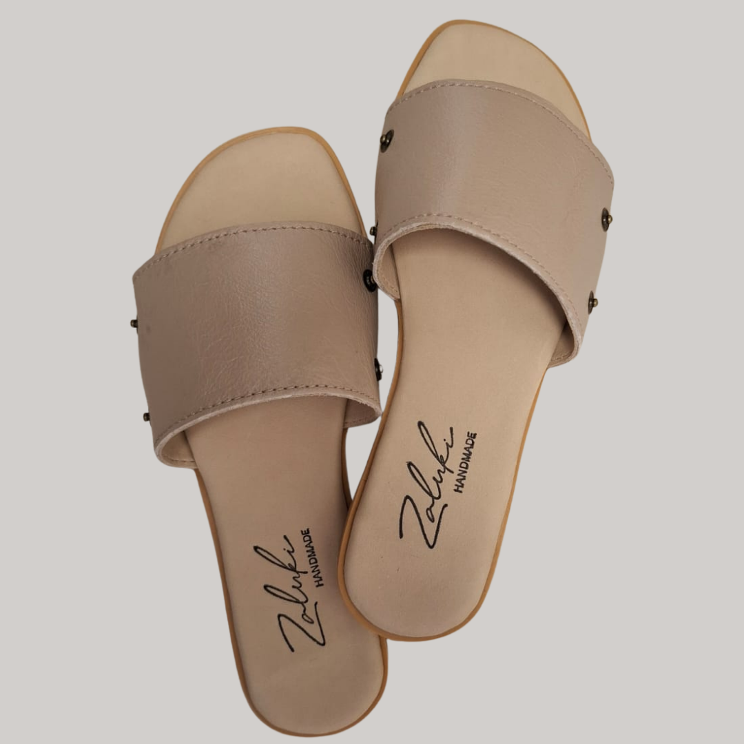 Interchangeable leather sandal.
Premium leather switch sandal close up.