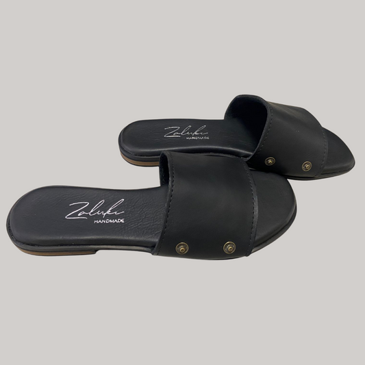 Interchangeable leather sandal.
Premium leather switch sandal close up.