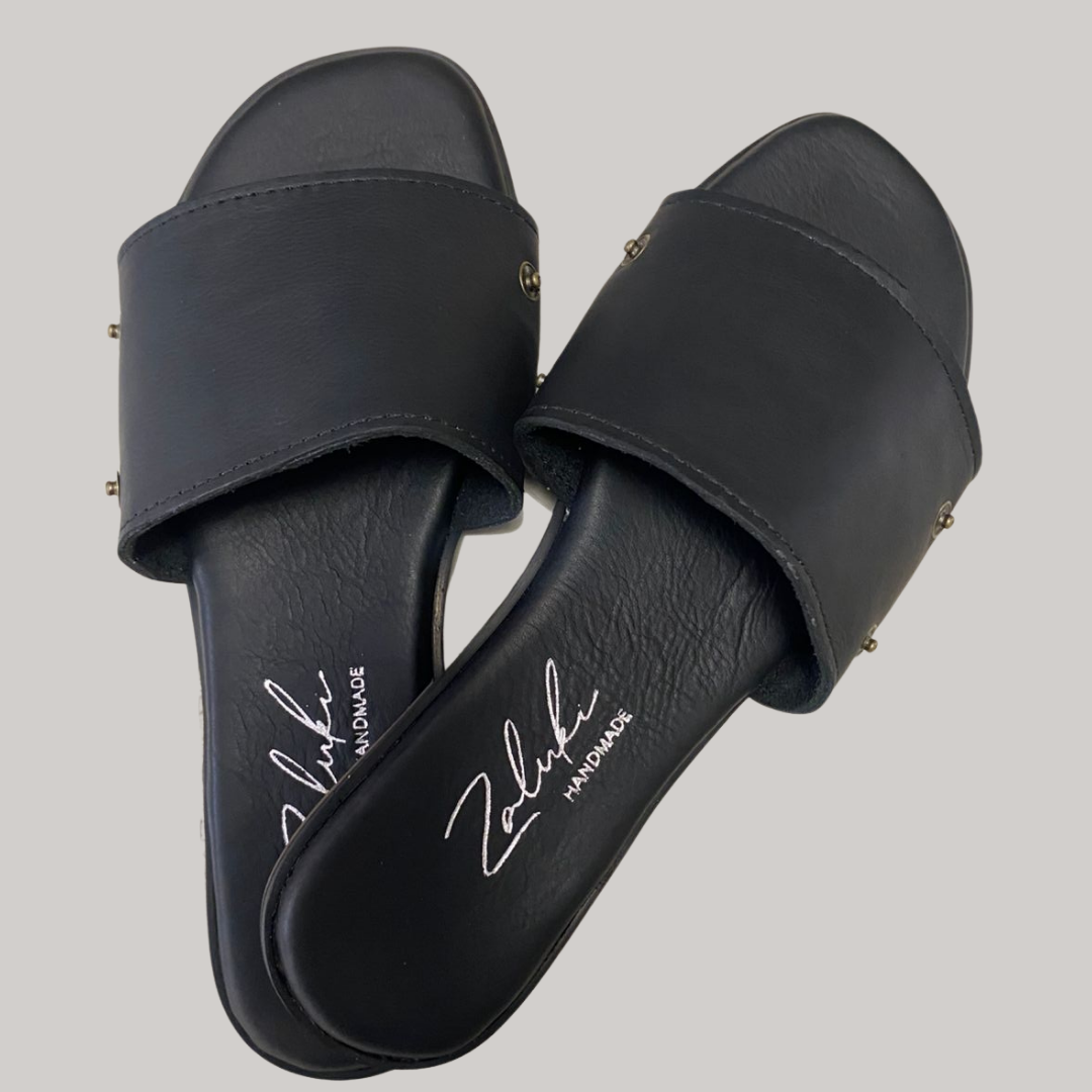 Interchangeable leather sandal.
Premium leather switch sandal close up.